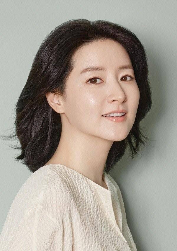 李英爱最新图片，展现多元魅力的璀璨瞬间实拍